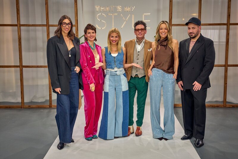 Thats My Style-Moderatorin Susan Sideropoulos (3.v.l.) umgeben von den Mode-ExpertInnen Swaantje Taube (l.), Ines Thömel (2.v.l.), Axel Surendorf (3.v.r.), Marina Hoermanseder (2.v.r.) und Konstantinos the Stylist (r.) – Bild: Frank Dicks /​ ZDF