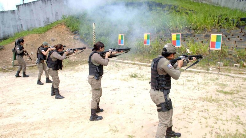 Um für jede Situation gewappnet zu sein, müssen die Wärterinnen regelmäßig Schießtrainings absolvieren. – Bild: ZDF