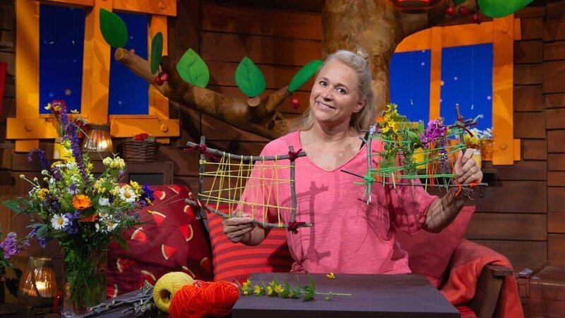 Singa bastelt heute einen Natur-Webrahmen. Aus Stöcken, Wolle und Blumen entsteht ein Kunstwerk. – Bild: KiKA