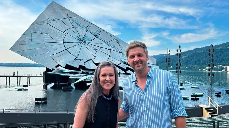 Pressesprecherin Bregenzer Festspiele Babette Karner und Johannes Zenglein werfen einen Blick hinter die Kulissen der Bregenzer Seebühne. – Bild: SWR/​Annette Krause