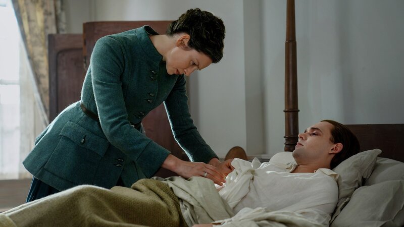 Eine hochriskante Operation als einzige Hoffnung: Caitriona Balfe als Claire Fraser und Harry Jarvis als Lord Henry Grey – Bild: SRF/​Sony Pictures Television Inc.