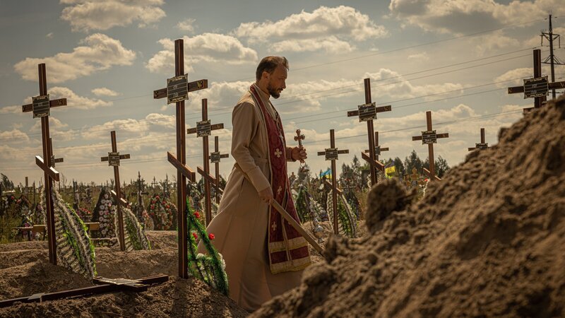 Ein Priester bestattet die ukrainischen Zivilisten, die von russischen Soldaten in Butscha ermordet wurden. – Bild: ZDF