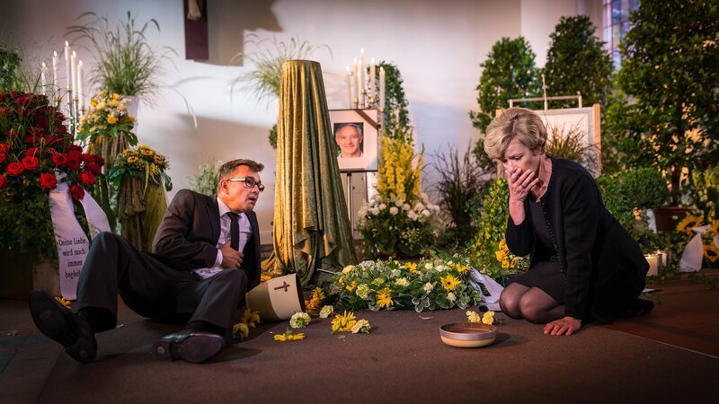 Während eines Streits zwischen Elisabeth Höpfner (Anna Stieblich) und ihrem Schwager Siggi (Matthias Freihof) fällt die Urne des Verstorbenen Gerhard Höpfner zu Boden: Sie ist leer. – Bild: ZDF und Boris Laewen