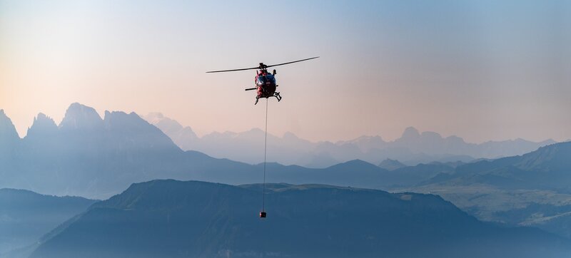 Landesflugrettungshubschrauber mit Dolomitenpanorama im Hintergrund. – Bild: ServusTV /​ Armin Mayr /​ F-TECH /​ FotoArmin