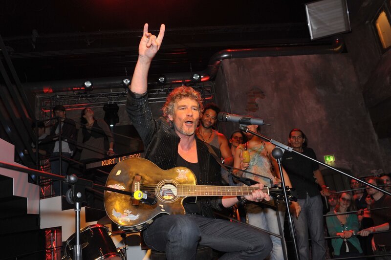 Tanjas Vater Kurt Le Roy (Tim Williams) gibt ein Konzert im Mauerwerk und gibt eine Unplugged-Version seines Songs „Desert“ zum Besten. – Bild: RTL