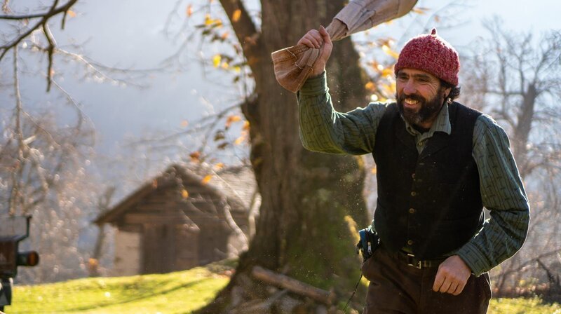 Kastanienbauer Marco Giovanoli beim Schlagen der Kastanien in Soglio. – Bild: 3sat