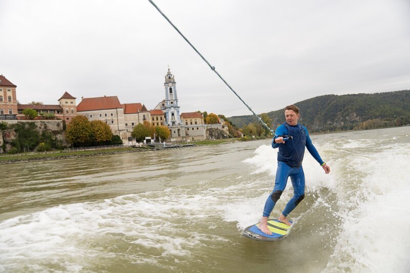 Surfer Stefan Szing auf Board in Dürnstein an der Donau – Bild: ServusTV /​ Wegafilm /​ Lukas Beck