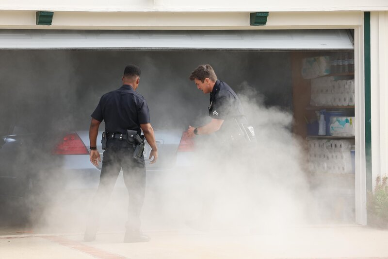 Officer John Nolan (Nathan Fillion, r.) und Officer Aaron Thorsen (Tru Valentino, l.) bemerken, dass dichter Qualm aus einer Garage aufsteigt und gehen dem nach. – Bild: FOXBURG FINANCING 5, LLC AND ABC SIGNATURE ALL RIGHTS RESERVED
