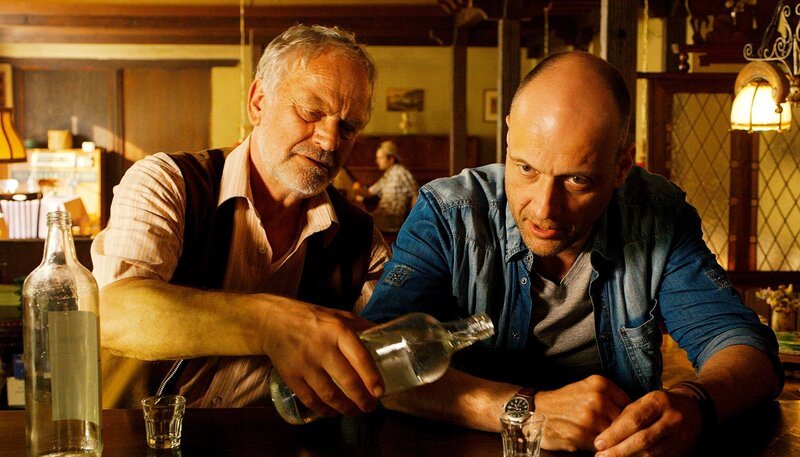 Karl Rossbauer (Christian Koerner) wurde von seinem Vater praktisch enterbt; seine komplette Zukunftsplanung ist über den Haufen geworfen, deshalb geht er zu Gottfried Häberle in die Dorfkneipe. – Bild: SWR/​Fortune Cookie Filmproduction