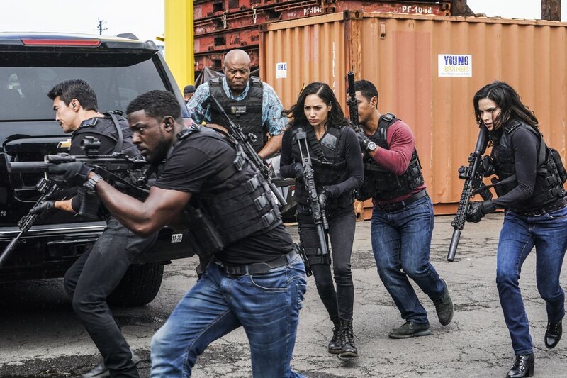 (v.l.n.r.) Adam Noshimuri, Lincoln Cole, Lou Grover, Tani Rey, Junior Reigns, Quinn Liu – Bild: CBS Broadcasting, Inc.