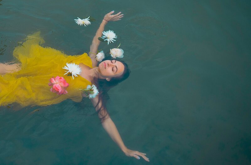 Rit Kit beim Schwimmen im See: Die Tattoo-Künstlerin sichtet, sammelt und presst Blüten, Gräser, Unkräuter, um sie dann auf den Körpern ihrer Kunden zu verewigen. – Bild: Elina Liepina