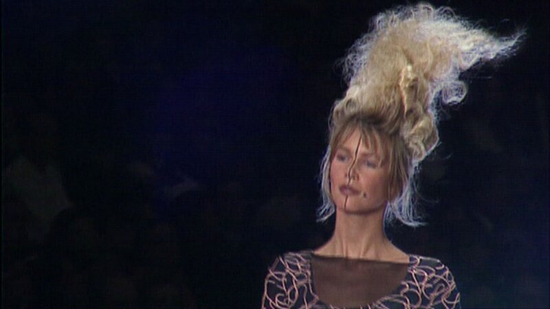Claudia Schiffer trägt ein Modell von Karl Lagerfeld. – Bild: BR, NDR /​ BR/​NDR