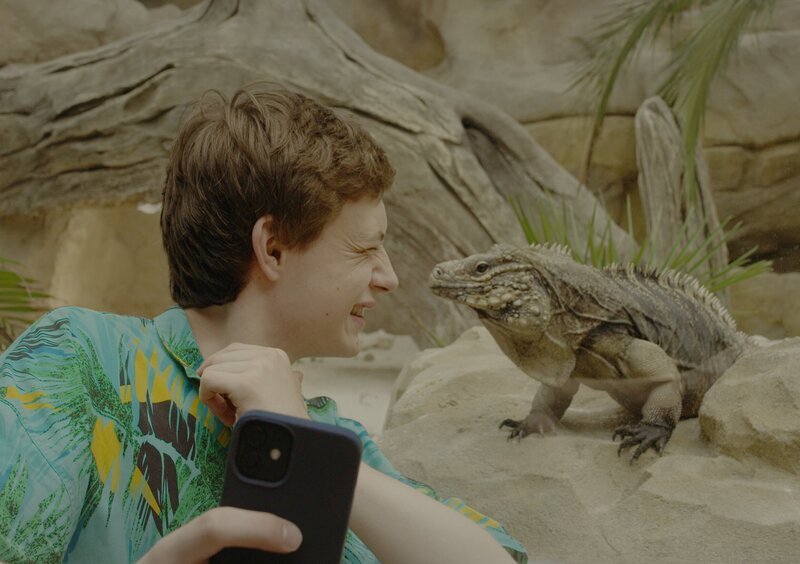 Aaron (Philip Müller) mach sein Selfie mit dem Mini-Dino. – Bild: KiKA
