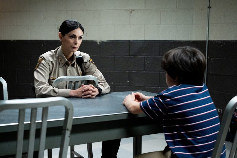 „Pilot“ – Morena Baccarin as Sheriff Mickey Fox. Beschreibung der Serie SHERIFF COUNTRY; Mickey Fox ist Sheriff in Edgewater, Calif.; Serienstart und Handlungsbeschreibung. – Bild: Brooke Palmer /​ CBS/​Paramount /​ CBS Broadcasting Inc.