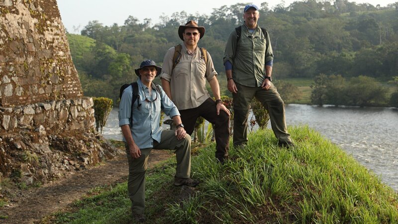 Host Josh Gates, Peter Tattersfield, and Miguel Fernandez at a fortress in El Castillo, Nicaragua – Bild: Warner Bros. Discovery
