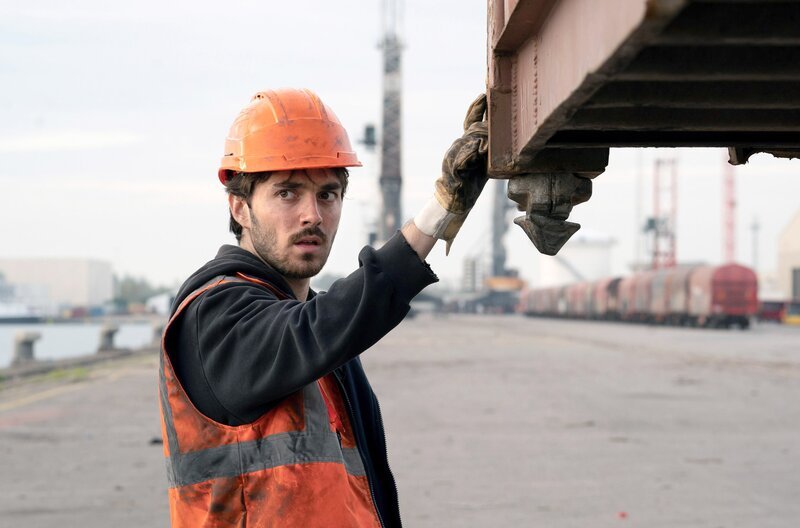 Simon Leprieur (Panayotis Pascot) bei der Arbeit auf den Docks – Bild: Alexandra Fleurantin