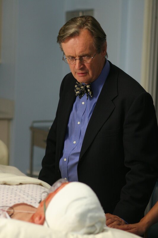 Ducky (David McCallum, r.) besucht Gibbs (Mark Harmon, l.) im Krankenhaus und hofft, dass es ihm bald wieder besser geht … – Bild: CBS Television