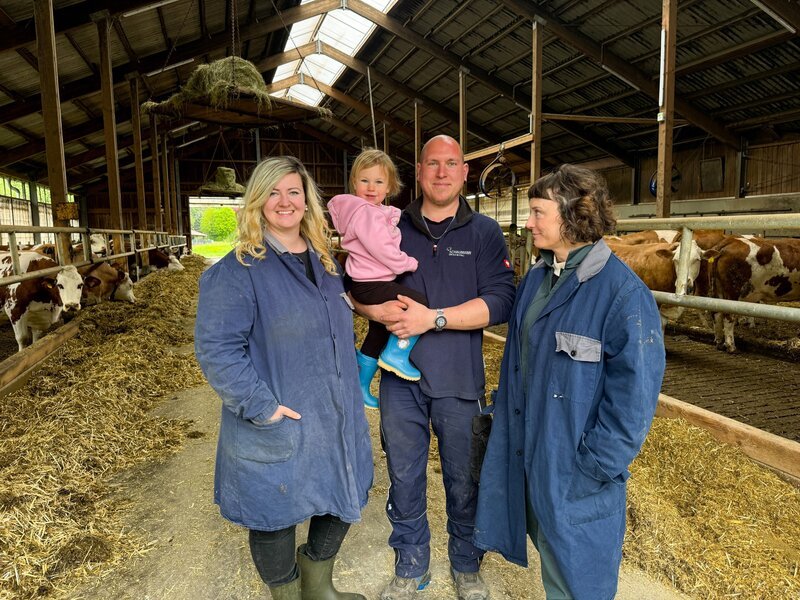 Esther mit Corinna, Tommi und der kleinen Marie im Kuhstall. – Bild: ORF Esther mit Corinna, Tommi und der kleinen Marie im Kuhstall. – Bild: ORF