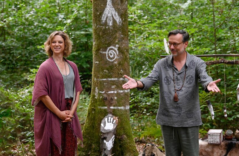 Die Freundin des Mordopfers, Frauke Singer (Anjorka Strechel, l.) und Dr. Johannes Ringwald (Ingo Abel, r.), Ehemann des Mordopfer und zweifelhafter Schamane, stehen unter Verdacht. Was passierte bei den Ayahuasca- Sessions? – Bild: ORF/​Bavaria/​ARD/​SWR/​Laurent Trümper