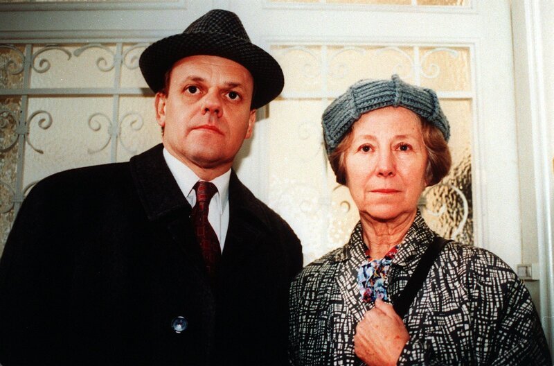 Alfred (Robert Meyer) erzählt Frau Gerhartl (Bibiane Zeller) was er von den angeblichen Renovierungsarbeiten im Mietshaus hält. – Bild: ORF Alfred (Robert Meyer) erzählt Frau Gerhartl (Bibiane Zeller) was er von den angeblichen Renovierungsarbeiten im Mietshaus hält. – Bild: ORF