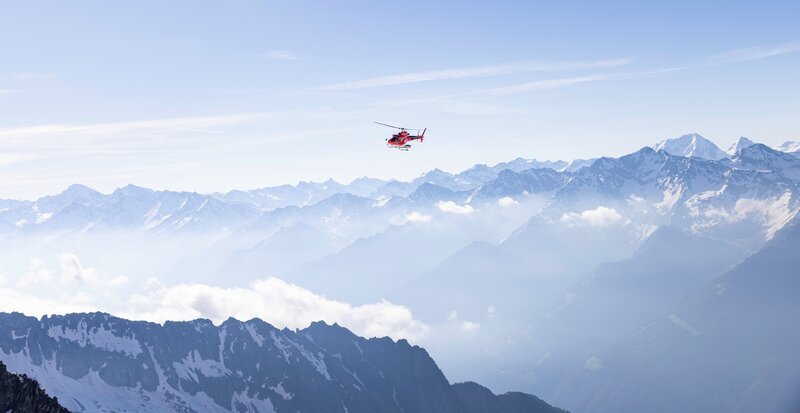 Helikopter beliefert Schwarzensteinhütte während Servus TVs „Bergwelten – Ein Sommer über den Wolken“ im Ahrntal, Südtirol Italien. – Bild: ServusTV /​ Albolina Film /​ Maximilian Maier