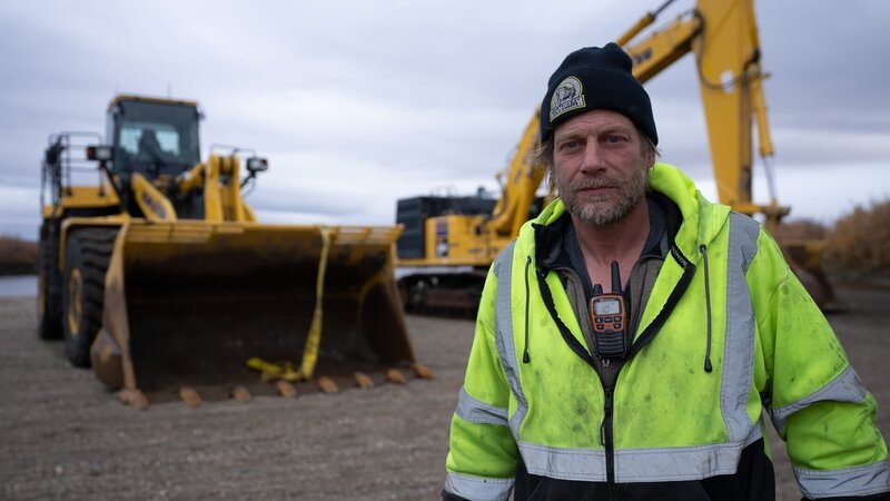 Shawn Pomrenke & construction vehicles – Bild: Warner Bros. Discovery