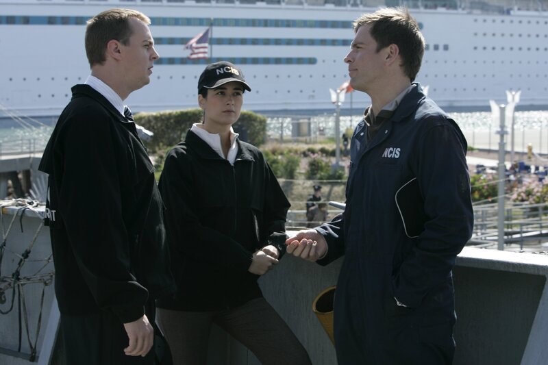 Machen sich große Sorgen um Gibbs: Tony (Michael Weatherly, r.), Ziva (Cote de Pablo, M.) und McGee (Sean Murray, l.) … – Bild: CBS Television