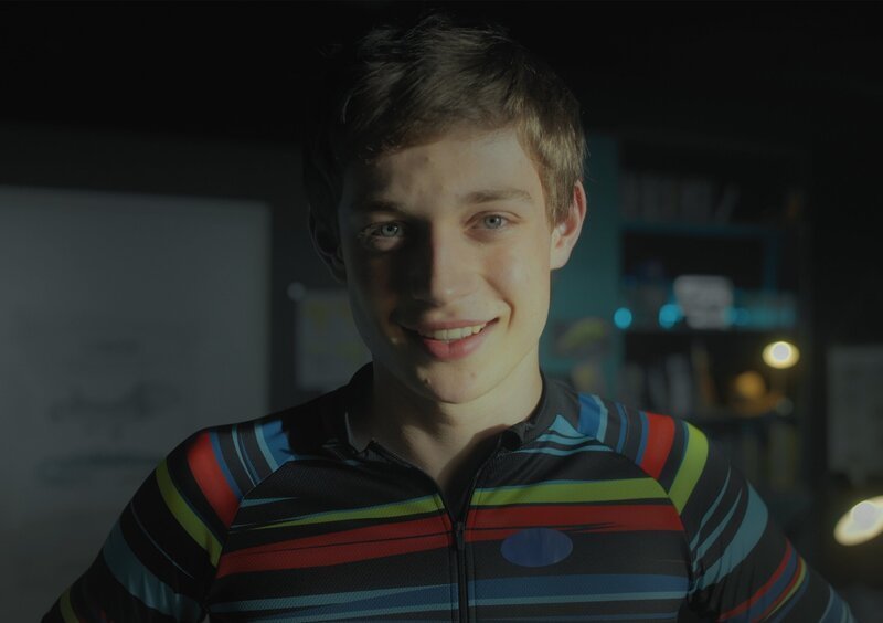 Aaron (Philip Müller) ist glücklich und zufrieden die Fahrradtour nicht sofort machen zu müssen. – Bild: KiKA/​ eitelsonnenschein