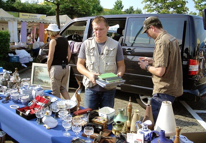 Trödeltrupp-Spezialist Otto (Mitte) ist mit der Familie auf den Flohmarkt gegangen – Bild: RTL II