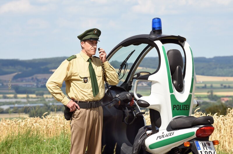 Lars Weström (Polizist Meier). – Bild: ARD /​ Barbara Bauriedl /​ ORF /​ Kineos