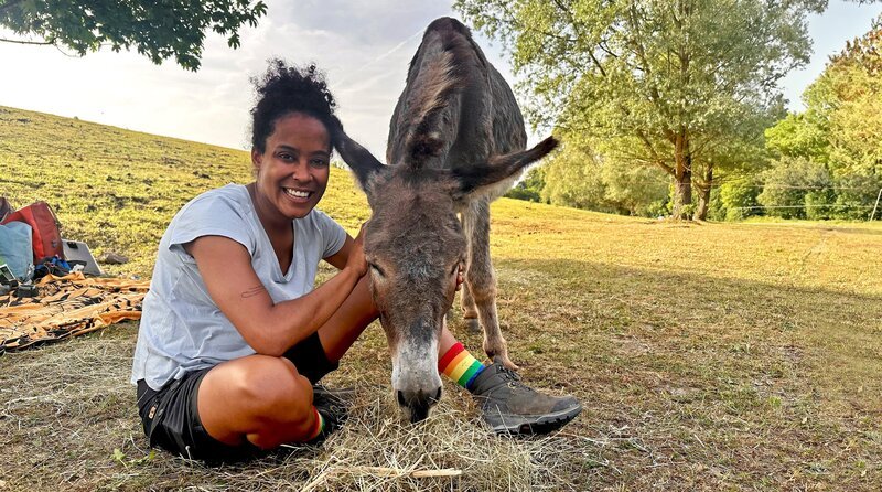 Nach der anstrengenden Wanderung gibt es für Pia eine Schmuseeinheit mit Esel Jonny. – Bild: BR/​Text und Bild Medienproduktion GmbH & Co. KG/​Katharina Brackmann