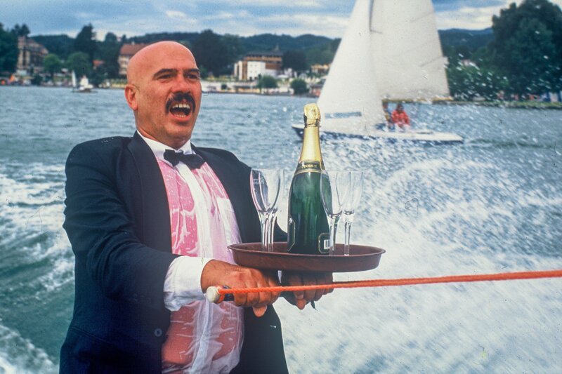 „Ein Schloss am Wörthersee“ Staffel 2 Folge 6 „Rasender Kellner“: Otto W. Retzer als Josip. (Szenehinweis) – Bild: SRF/​Lisa Film GmbH