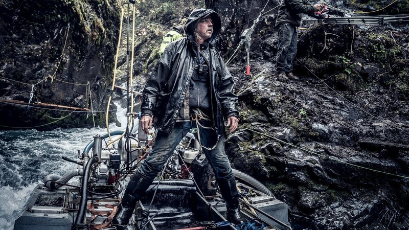 Wesley Richardson standing on the dredge, James Hamm on mountain side doing DIY. – Bild: Discovery Communications, LLC