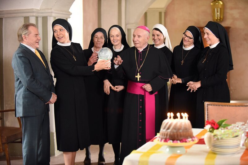 Geburtstagsparty für Schwester Hanna – v.l.n.r. Bürgermeister Wöller (Fritz Wepper), Schwester Hanna (Janina Hartwig), Schwester Felicitas (Karin Gregorek), Schwester Agnes (Emanuela von Frankenberg), Bischof Rossbauer (Horst Sachtleben), Novizin Claudia (Mareike Lindenmeyer), Schwester Hildegard (Andrea Sihler) und Oberin Theodora (Nina Hoger). – Bild: ORF 2