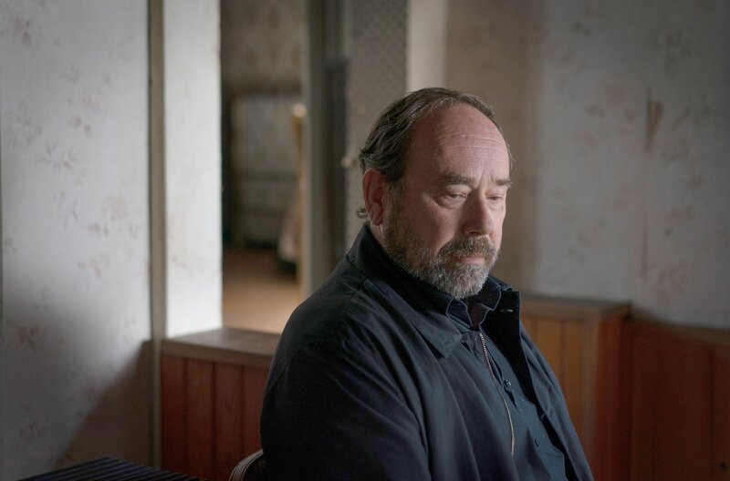 Pierre Leprieur (Olivier Gourmet) in seinem Elternhaus – Bild: Alexandra Fleurantin