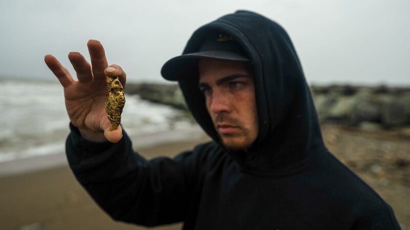 Chris McCully holding gold nugget soft focus – Bild: Warner Bros. Discovery
