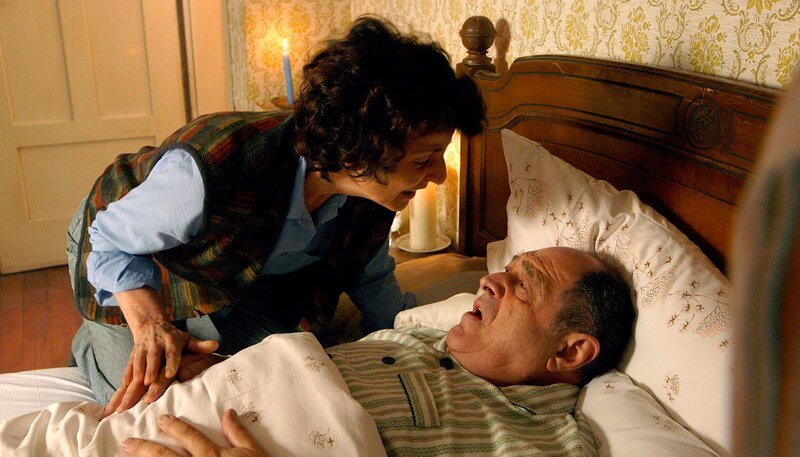 Der sterbende Ludwig Rossbauer (Jürgen Haug) ist überzeugt, dass seine Frau Elisabeth (Franziska Küpferle) ihn vergiftete, um ihn zu ermorden. – Bild: SWR/​Fortune Cookie Filmproduction