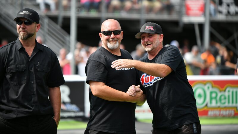Chuck and Jeff Lutz interact during the second drivers meeting. – Bild: Discovery Communications/​ADRIAN BERRYHILL