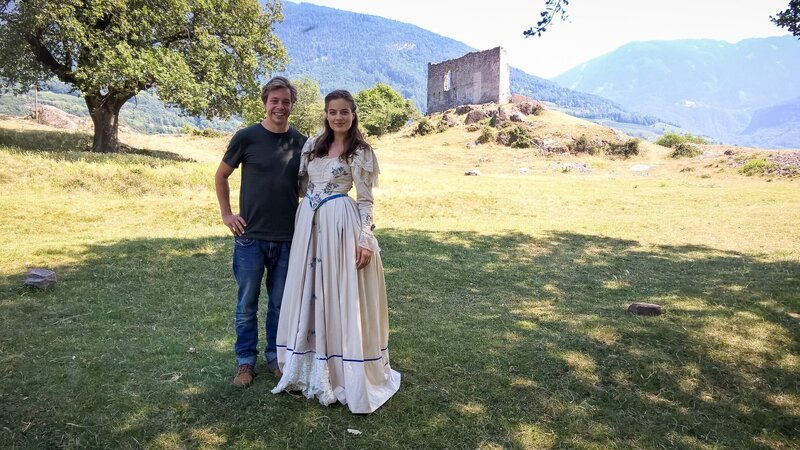 Checker Tobi und Schauspielerin Cleo von Adelsheim am Set von „Prinzessin Maleen“ auf dem Schloss Moos in Südtirol. – Bild: BR/​megaherz gmbh/​Hans-Florian Hopfner
