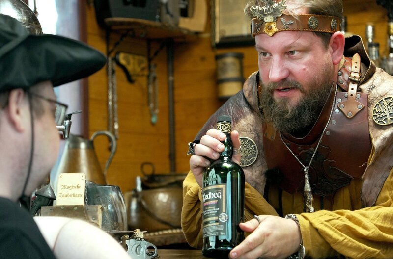 Thorsten Büttner verkauft Whiskey auf einem Mittelaltermarkt. – Bild: SWR