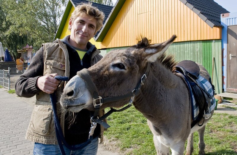 Fritz (Guido Hammesfahr) und der Esel – das neue Team im Tierpark – Bild: ZDF/​Antje Dittmann