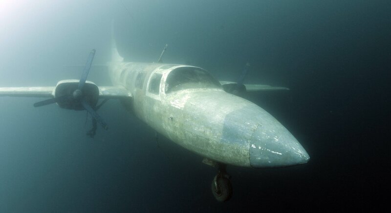 Unterwasseraufnahme eines versunkenen Flugzeugs. – Bild: Nautilusfilm /​ ORF /​ Andreas Hartl