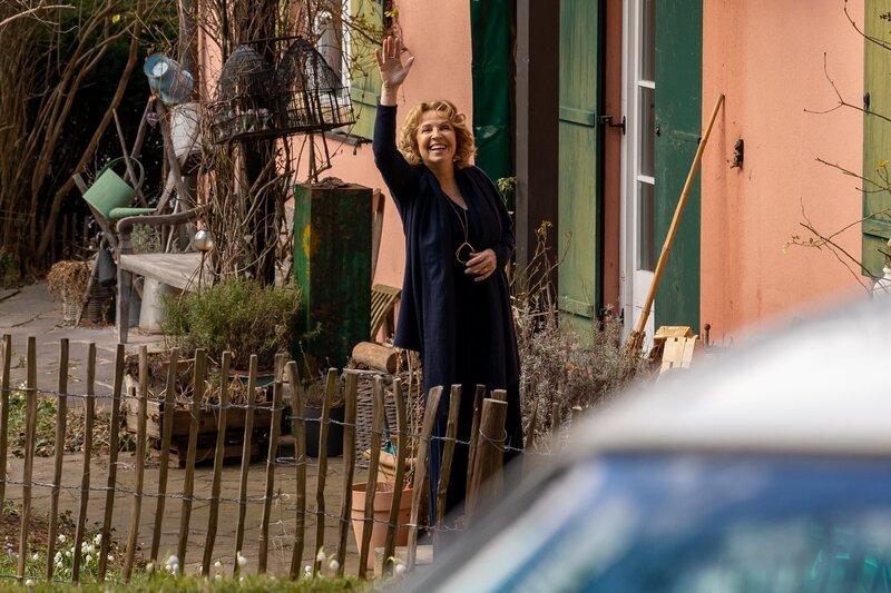 Anneliese Freese (Michaela May) denkt, dass ihr wertvolles Gemälde bei der Polizei gut aufgehoben ist – Bild: Leonine /​ Thomas Neumeier
