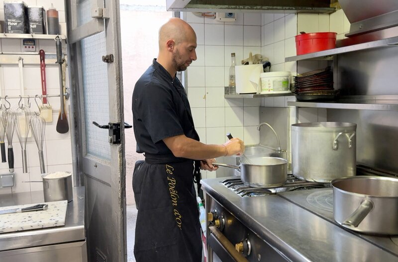 Küchenchef Mickaël Lorini verrät seine Geheimnisse für eine perfekte Quenelle-Zubereitung. – Bild: Elephant Doc