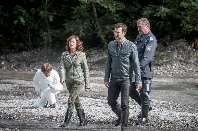 Nina Pokorny (Julia Cencig), Lukas Roither (Jakob Seeböck, M.) und Kroisleitner (Ferry Öllinger, r.) müssen an einem Fluss mitten im Wald einen Tatort in Augenschein nehmen. Ein abgestelltes Auto, auf dem Fahrersitz eine Leiche. – Bild: ORF