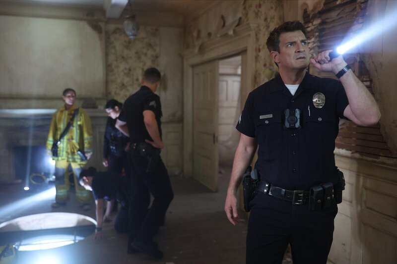 Officer John Nolan (Nathan Fillion, r.) – Bild: FOXBURG FINANCING 5, LLC AND ABC SIGNATURE