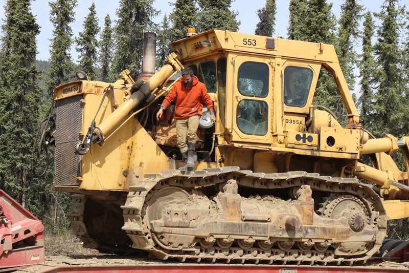Fred Lewis jumping down from side of Komkatsu Dozer – Bild: TV24