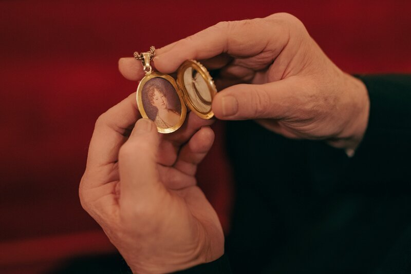 Medaillon von Leopoldina Habsburg. – Bild: ORF/Satel Film/Zoe Opratko Medaillon von Leopoldina Habsburg. – Bild: ORF/Satel Film/Zoe Opratko