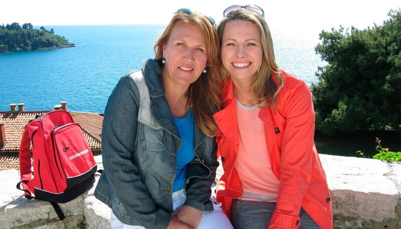 Moderatorin Andrea Grießmann erkundet mit Reiseleiterin Marina Suran Istrien – Kroatiens größte Halbinsel. – Bild: WDR/​André Günther