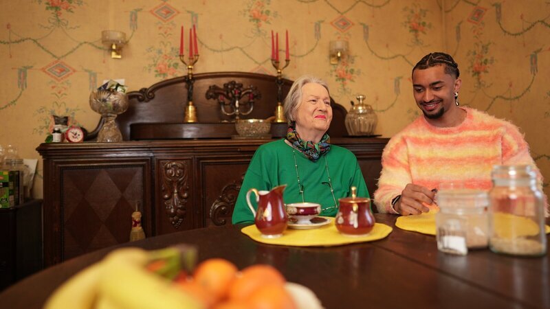 Zwei Generationen leben zusammen – Louis (26) und seine Oma Eva (81). – Bild: ZDF